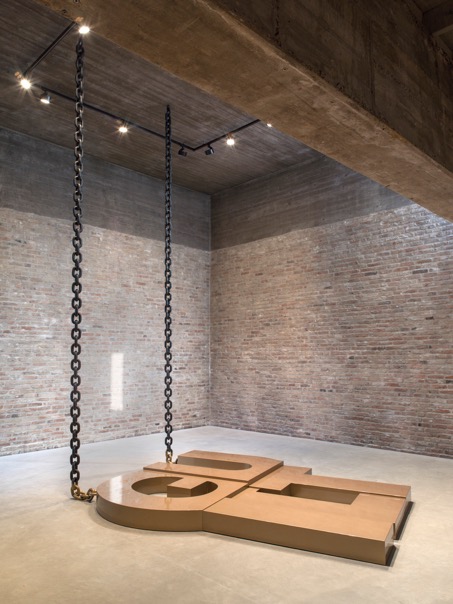 Monica Bonvicini, 62 Tons of Guilt, lacquered wood, lacquered steel chains, 2018, ca. 20 x 300 x 250 cm
