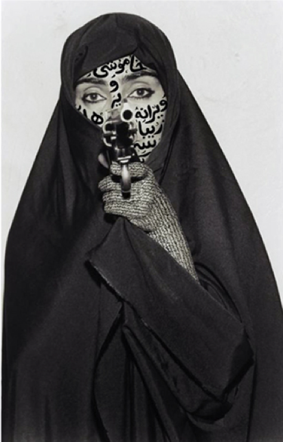 Die Ästhetiken dieser zwei Bilder liegen gefährlich nah beieinander. Worin liegen die Nuancen? Oben: Shirin Neshat, Faceless, Women of Allah series, 1994, B&W RC print & ink, photo by Cynthia Preston ©Shirin Neshat (courtesy Barbara Gladstone Gallery, New York and Brussel); Unten: Blu-ray Titelbild der vierten Staffel der US-amerikanischen TV-Serie Homeland. 