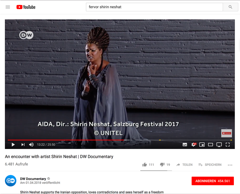  Screenshot von dem Deutsche Welle Beitrag zu Shirin Neshat, den unsere Kolumnistin zur Recherche angesehen hat - darauf ist deutlich erkennbar, wie Anna Netrebko für die Aida Inszenierung von Neshat beim Salzburg Festival 2017 braun gefärbt wurde.