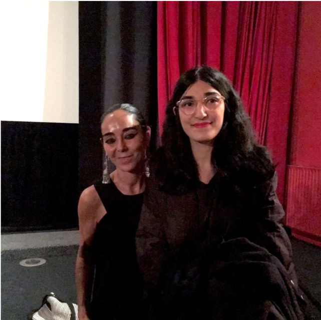 Unsere Kolumnistin Moshtari Hilal mit Shirin Neshat nach der Kinopremiere von “Looking for Oum Kulthum” im Abaton Programmkino in Hamburg, Foto privat.