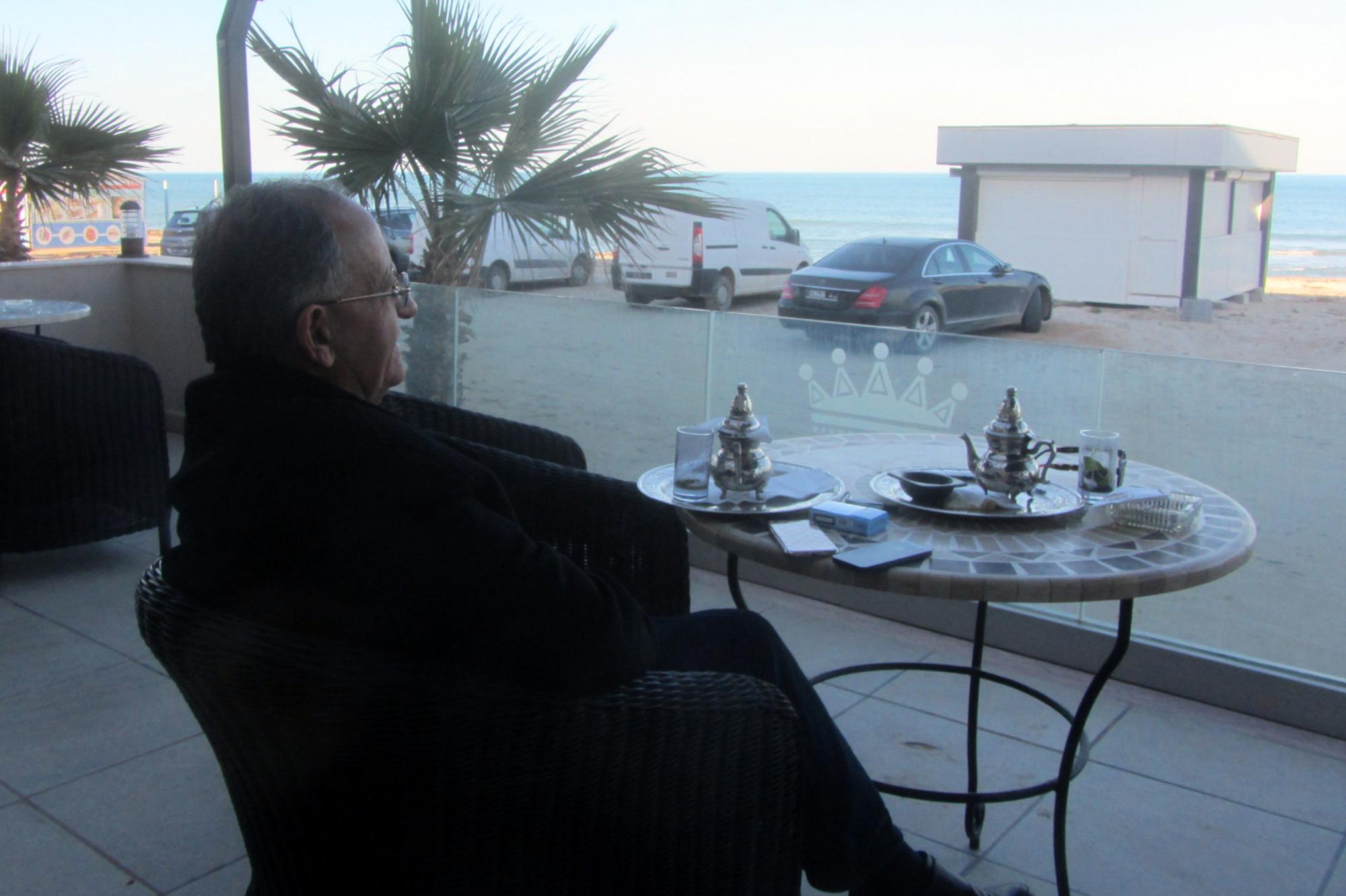 Mongi Slim, Vorsitzender des tunesischen Roten Halbmondes in Medenine, am Strand von Zarzis. Er kennt die schwierigen Zustände in Medenine gut