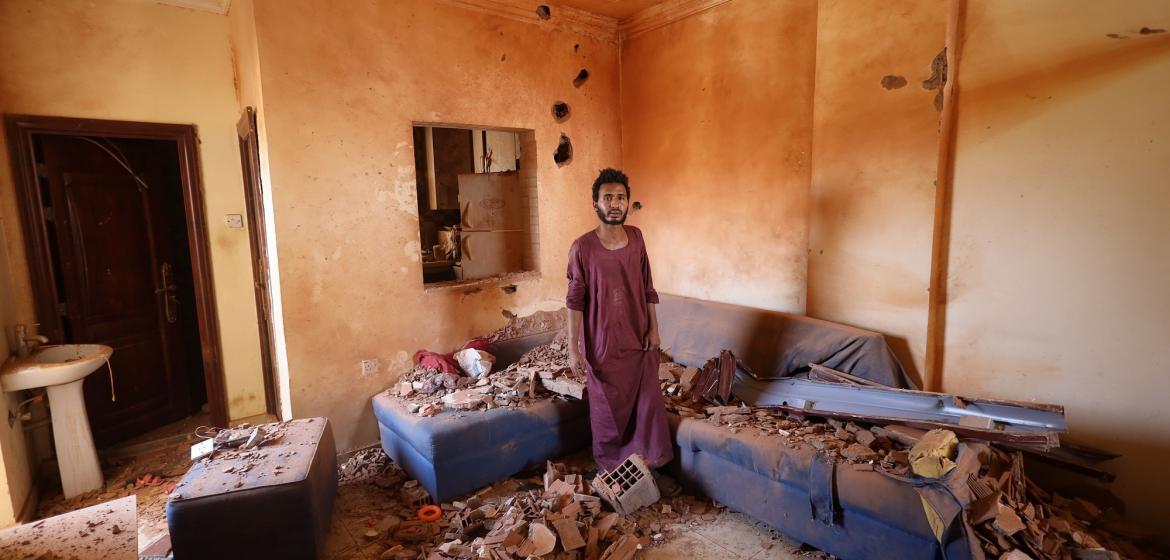 Ein Mann in seinem vom Krieg zerstörten Haus, Khartum April 2023. Foto: Faiz Abubakr Mohamed (IG: faizabubak)