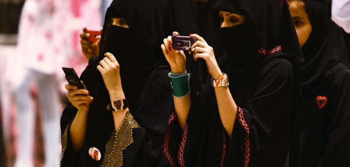 Fotografinnen in Saudi-Arabien während des Unabhängigkeitstags. Photo: Tribes of the World/Flickr, (https://www.flickr.com/photos/92278137@N04/10755450234, CC BY-SA 2.0)