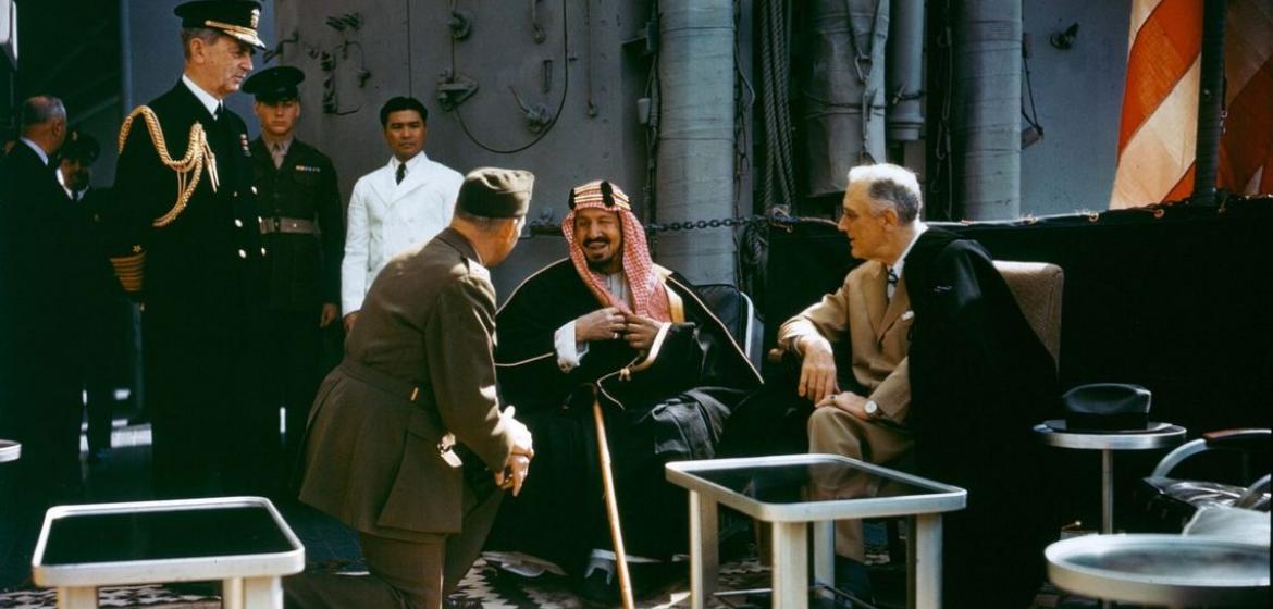 Der Beginn einer wunderbaren Zweckgemeinschaft: Abd Al-Aziz Ibn Saud (2.v.r.) und Franklin D. Roosevelt (r.) auf der USS Quincy am Valentinstag 1945. Foto: Wikicommons/Public Domain