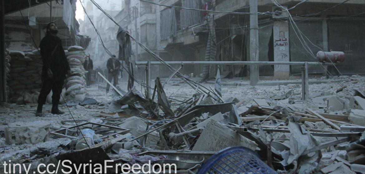 Laut Beschreibung zeigt dieses Bild Aleppo nach einem Fassbombenangriff auf ein Wohngebiet, Februar 2014. Foto: Freedom House/Flickr https://flic.kr/p/jNy8TW, CC-BY-2.0, https://creativecommons.org/licenses/by/2.0/.