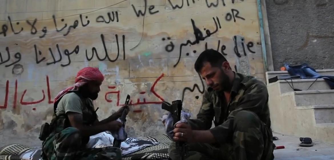 Kämpfer der Freien Syrischen Armee beim Reinigen ihrer Waffen. Foto: FoS