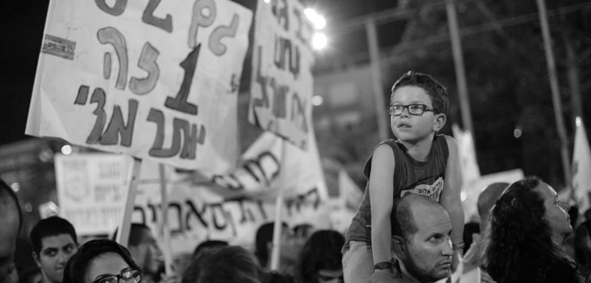 Demonstration in Tel Aviv während des jüngsten Gaza-Konflikts, August 14. 2015. Photo: Victor Bezrukov/Flickr (https://www.flickr.com/photos/s-t-r-a-n-g-e/14768443599/in/photolist-ov3uyC-ov38KV, CC BY-NC 2.0)