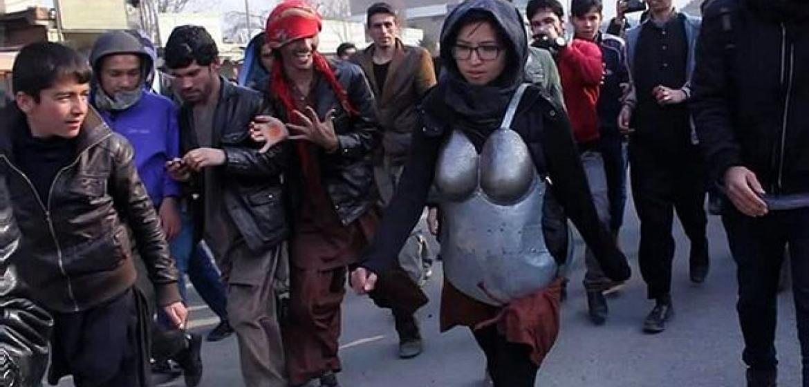 Die Künstlerin Kobra Khademy in ihrer metallenen Rüstung unterwegs in den Straßen Afghanistans (Photo: Khademy)