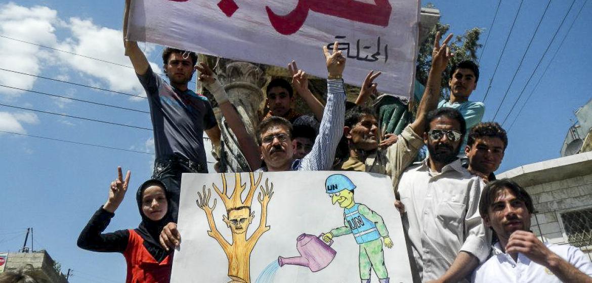 Demonstranten in der syrischen Stadt Kafrnabel als Beispiel für kreativen Protest. Doch weil sich die Welt auf Da’esh konzentriert, finden viele AktivistInnen immer weniger Gehör. Foto: Flickr/Freedom House (CC BY 2.0) 