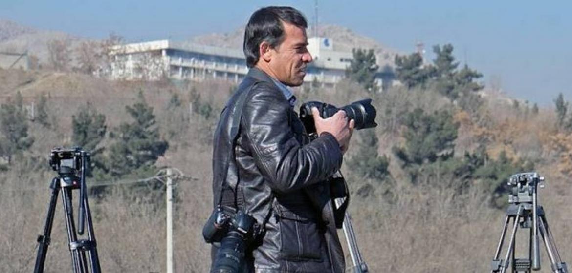 Der Fotojournalist Shah Marai kam Ende April bei einem Anschlag ums Leben. Foto: democracynow.org (https://www.democracynow.org/2018/4/30/headlines/8_journalists_including_famed_photographer_killed_in_isis_bombing_in_afghanistan), Lizenz: CC BY-NC-ND 3.0 US (https://creativecommons.org/licenses/by-nc-nd/3.0/us/)