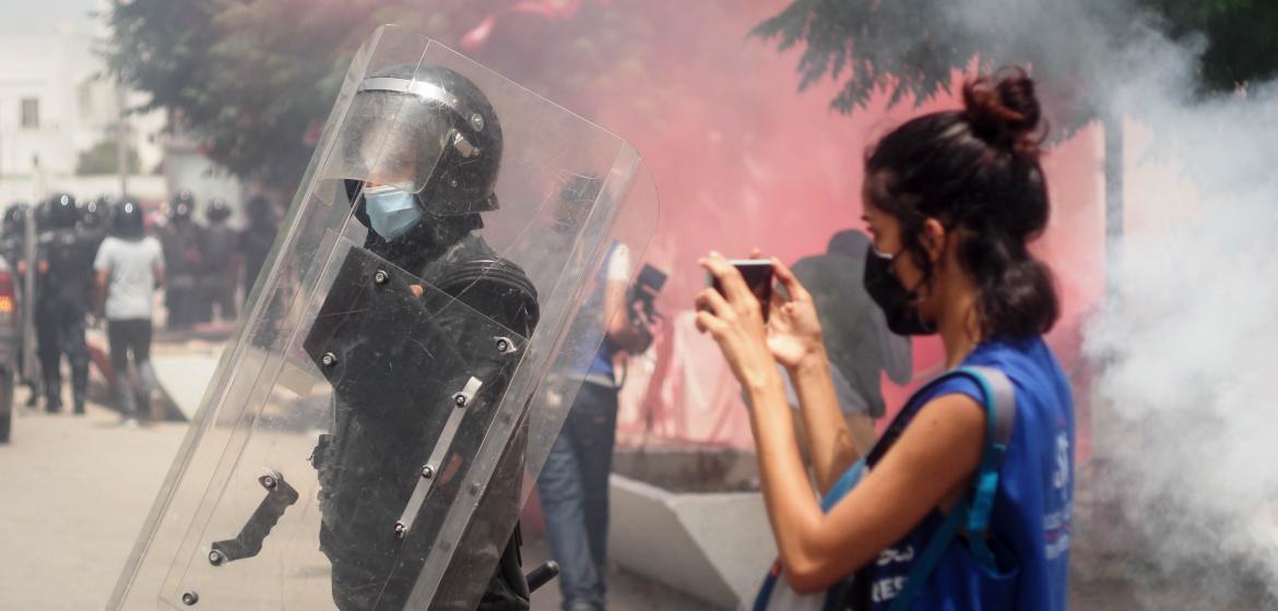 Die zunehmenden Repressionen in Tunesien haben auch Einfluss auf die Presse vor Ort. „Wir müssen sehr vorsichtig sein, was wir schreiben", meint Rahma Behi. Foto: Malek Khemiri.