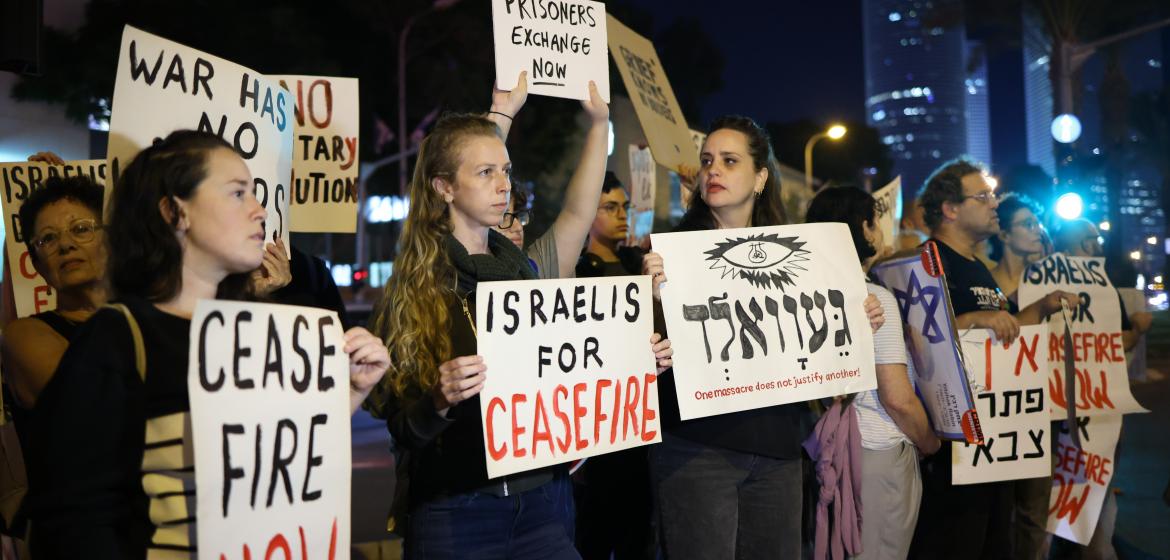 Israelische Demonstrant:innen protestieren gegen den Krieg und für einen Waffenstillstand vor dem Verteidigungsministerium in Tel Aviv. Foto: Oren Ziv.