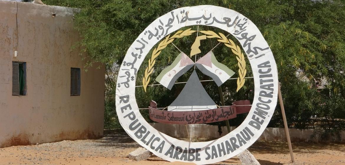 Logo der Demokratischen Arabischen Republik Sahara (DARS) vor dem Exil-Parlament in Algerien. Die DARS wurde 1976 von der Polisario ins Leben gerufen und wird heute von rund 84 Staaten und der Afrikanischen Union anerkannt. Foto: Lennart Kreuzfeld