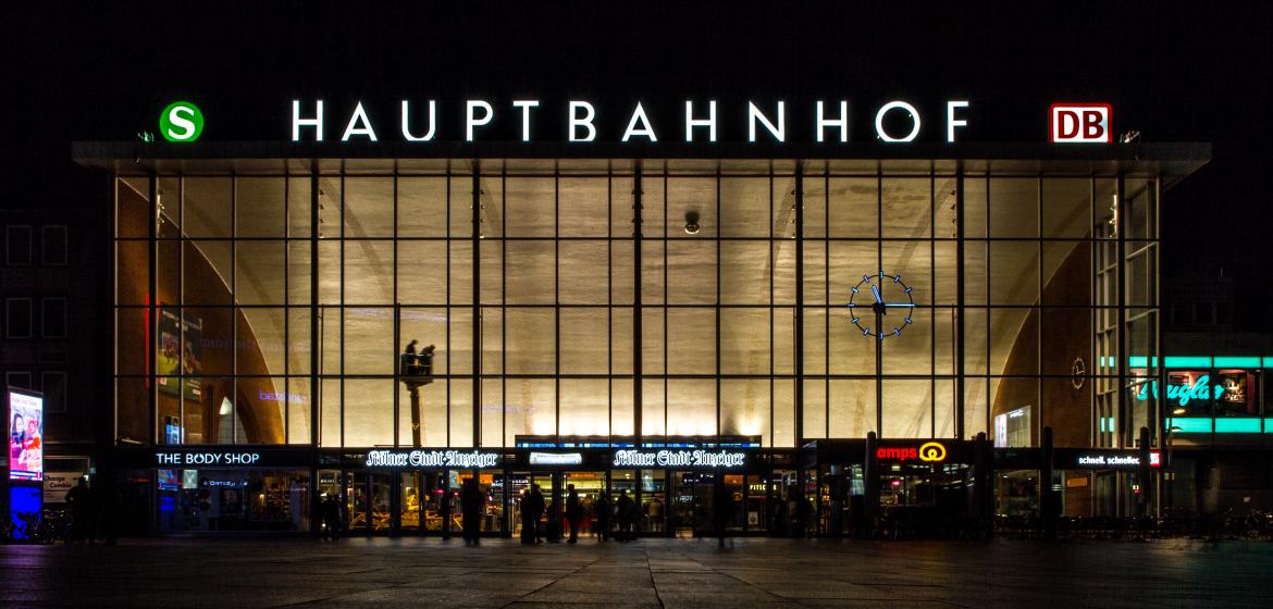 Kölner Hauptbahnhof. Quelle: 'locus delicti' bilderkombinat berlin (https://www.flickr.com/photos/crystjan/26607858772/) Lizenz: (CC BY-SA 2.0) https://creativecommons.org/licenses/by-sa/2.0/ 