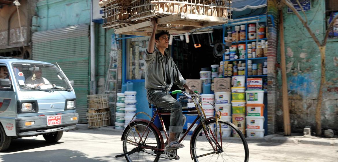 Ein Brothändler in Kairo. Nahrungsmittel sind für viele Ägypterinnen und Ägypter nur durch Subventionen erhältlich, welche zum Spielball der Politik werden. Bild: Flickr, M M. (CC BY-SA 2.0)
