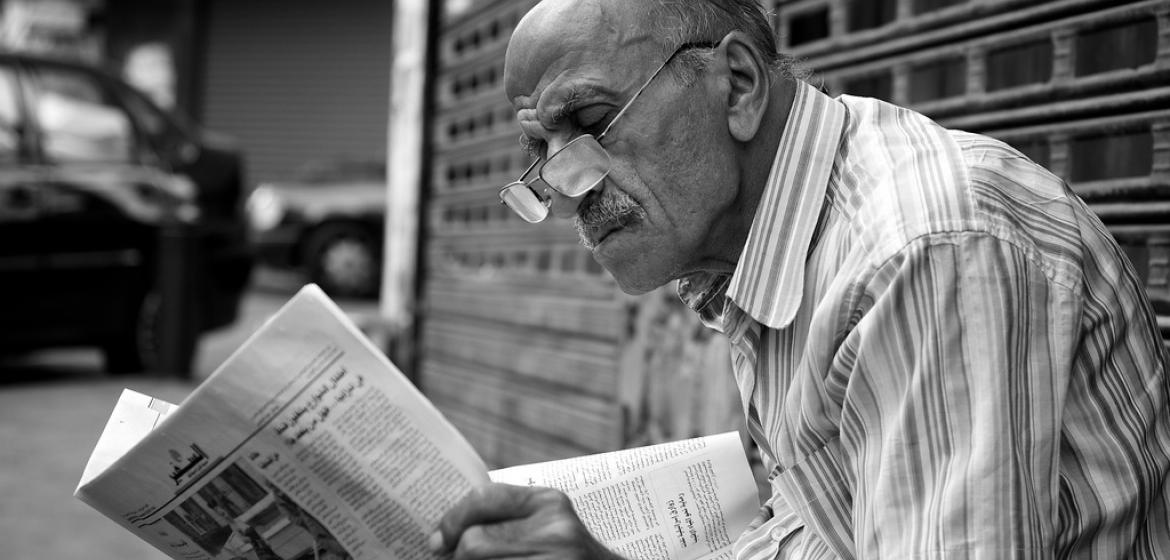 Ein Zeitungsleser im Beiruter Distrikt Hamra, November 2010. Foto: Thomas Leuthard, I can't believe the news today..., (https://flic.kr/p/8UoM2e), Lizenz: CC By 2.0 (https://creativecommons.org/licenses/by/2.0/) 