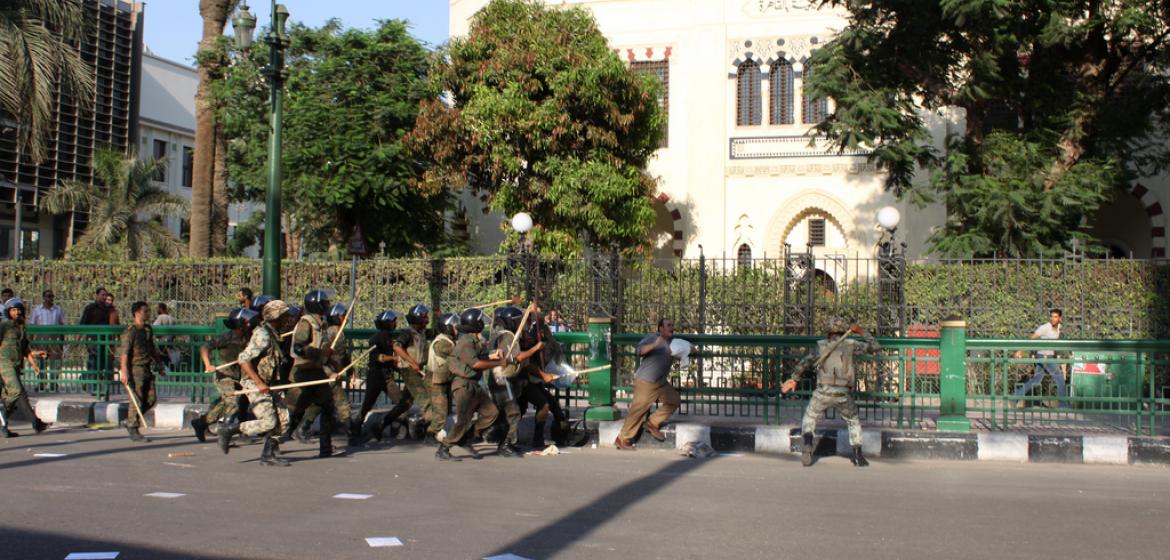 Alle gegen Einen: Militärgewalt in Ägypten. Foto: Nora Shalaby/Flickr