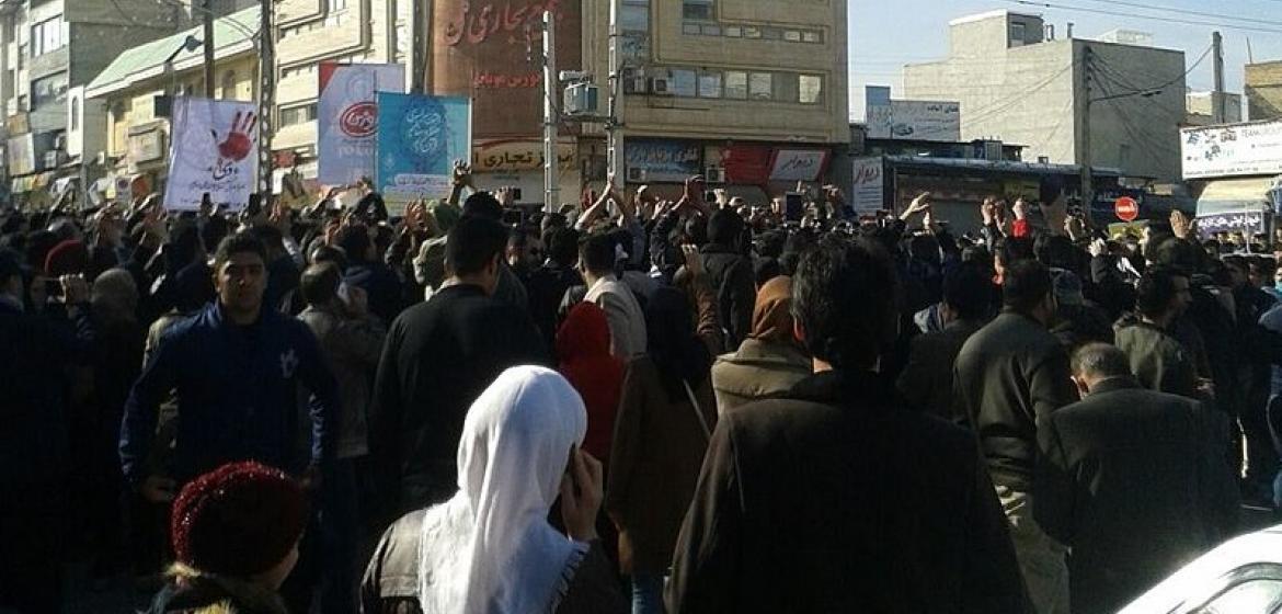 Es passt ins Bild, dass dies das einzig frei verfügbare Foto der jüngsten Demonstrationen in Iran ist. Und dies auch nur angeblich, denn bezeichnenderweise ist seine Echtheit unklar. Zeigen soll es Proteste in Kermanshah am 29. Dezember 2017. Foto: Voice of America/Wikicommons (Public Domain, https://commons.wikimedia.org/wiki/File:29_December_2017_protests_in_Kermanshah,_Iran_(full).jpg) 