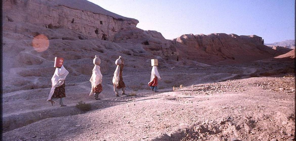 Wasser tragende Frauen in einem Tal nahe Bamiyan, Afghanistan. Photo: Ian Alexander/Wikimedia (CC BY-SA 3.0)