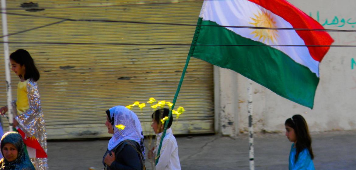 Die kurdische Flagge weht in Qamishli. Foto: Behsroffline / Flickr (CC BY 2.0)