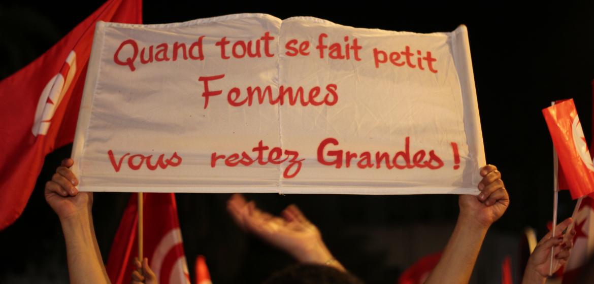 "Wenn alles sich klein macht, Frauen, bleibt ihr groß!" - Spruchband auf einer Demonstration in Tunis im August 2013. Foto: Amine Ghrabi (CC)