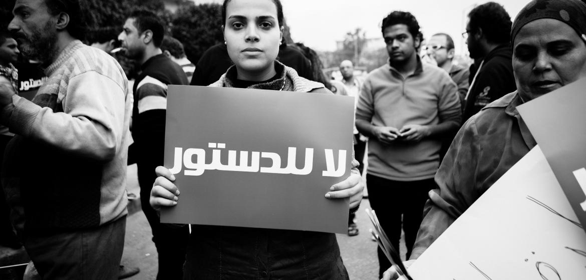 "Nein zur Verfassung" - eine Frau protestiert am 4. Dezember 2012 vor der Noor-Moschee. Die Verfassung wurde dennoch angenommen. Foto: Hossam el-Hamalawy/Flickr.
