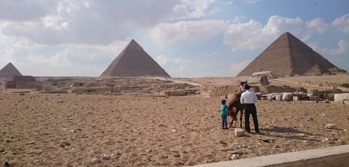 Hier war auch schonmal mehr los: Die Pyramiden von Gizeh. Foto: Parham Kouloubandi