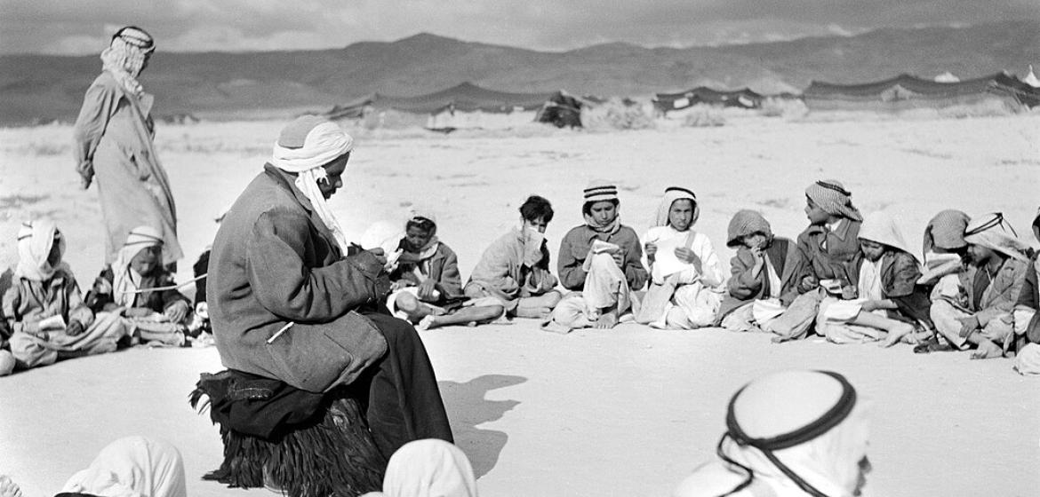 Die ersten Schulstunden in Jericho wurden nach der Nakba unter freiem Himmel abgehalten. Bild: UNRWA Archive, 1948, CC BY-SA 3.0 IGO