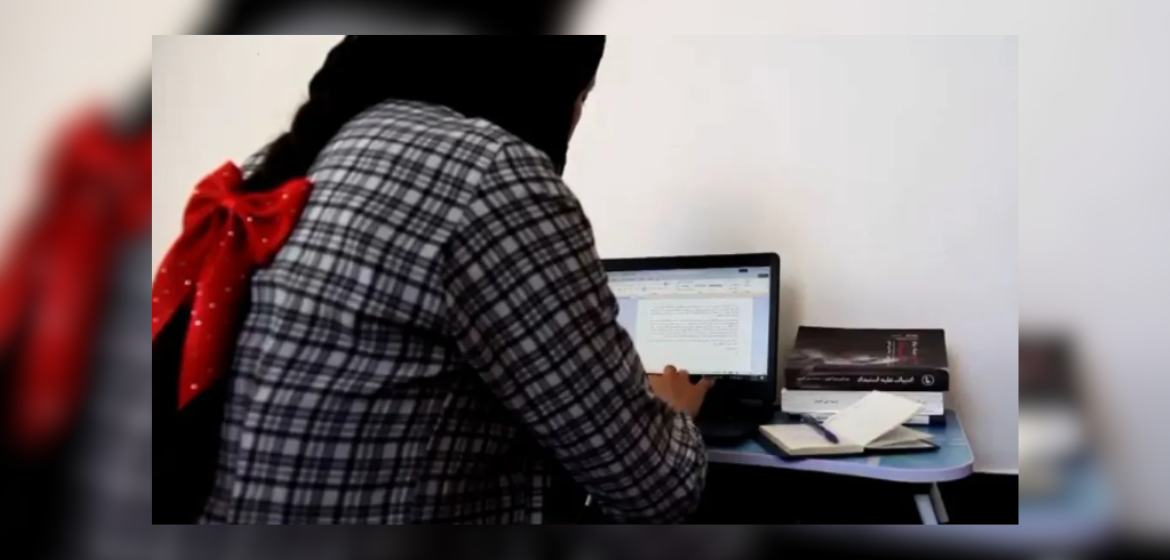 Eine Journalistin beim Verfassen des Tagesberichts. Foto: Zan Times (mit freundlicher Genehmigung).