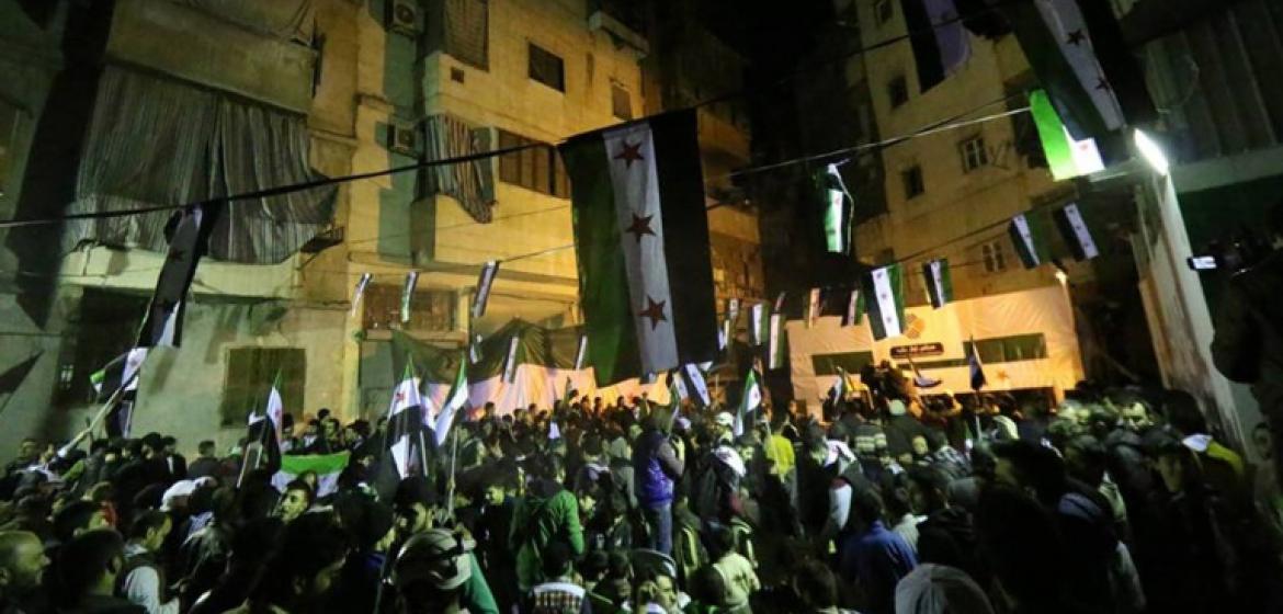 Demonstration in Aleppo im Rahmen der Kampagne „Halte die Flagge deiner Revolution hoch“, März 2015. Foto: al-Modon