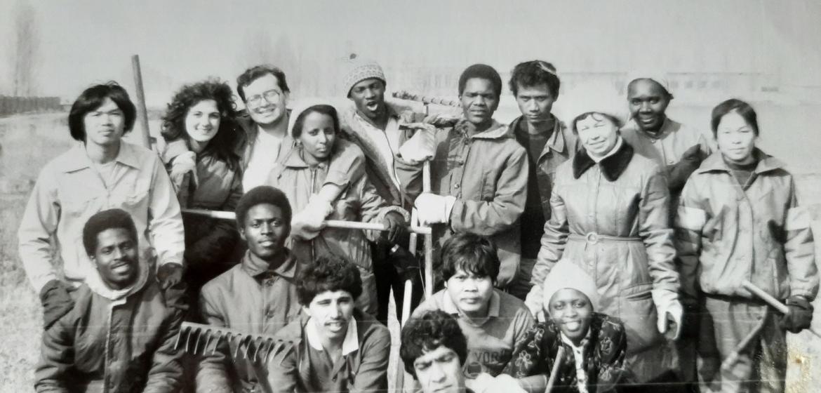 Arabische und andere internationale Studierenden bei einem Arbeitseinsatz, einem sogenannten Subotnikat im Jahr 1985  Foto: Russia Belgorod Collection Al-Hamarneh
