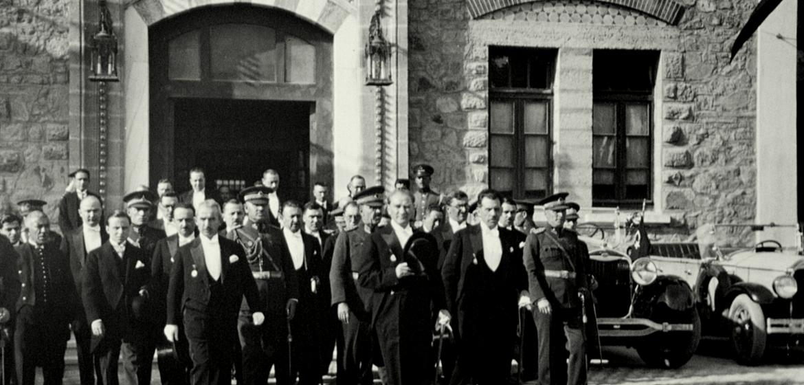 Kemal Atatürk vor der TBMM (Türkischen Nationalversammlung) Quelle: Wikimedia Commons https://commons.wikimedia.org/wiki/File:Atat%C3%BCrk_TBMM%27den_%C3%A7%C4%B1karken.jpg