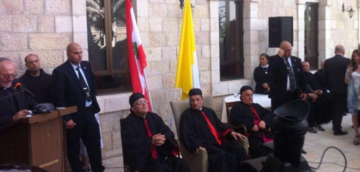 Ein missverständliches Bild: Der Maronitische Patriarch Beschara al-Ra'i (sitzend Mitte) vor einer libanesischen Fahne - dabei war er nicht als Vertreter des Libanon nach Israel gereist. Foto: Twitter-Account des Knesset-Abgeordneten Ahmad Tibi (https://twitter.com/Ahmad_tibi/status/471284511662424065)
