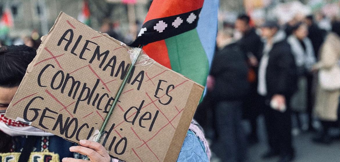 Schild mit der Aufschrift “Alemania es complice del Genocidio” (Deutschland ist mitschuldig am Genozid) auf einer pro-palästinesischen Demo am 2. März 2024 in Berlin. Foto: Nadine Essmat