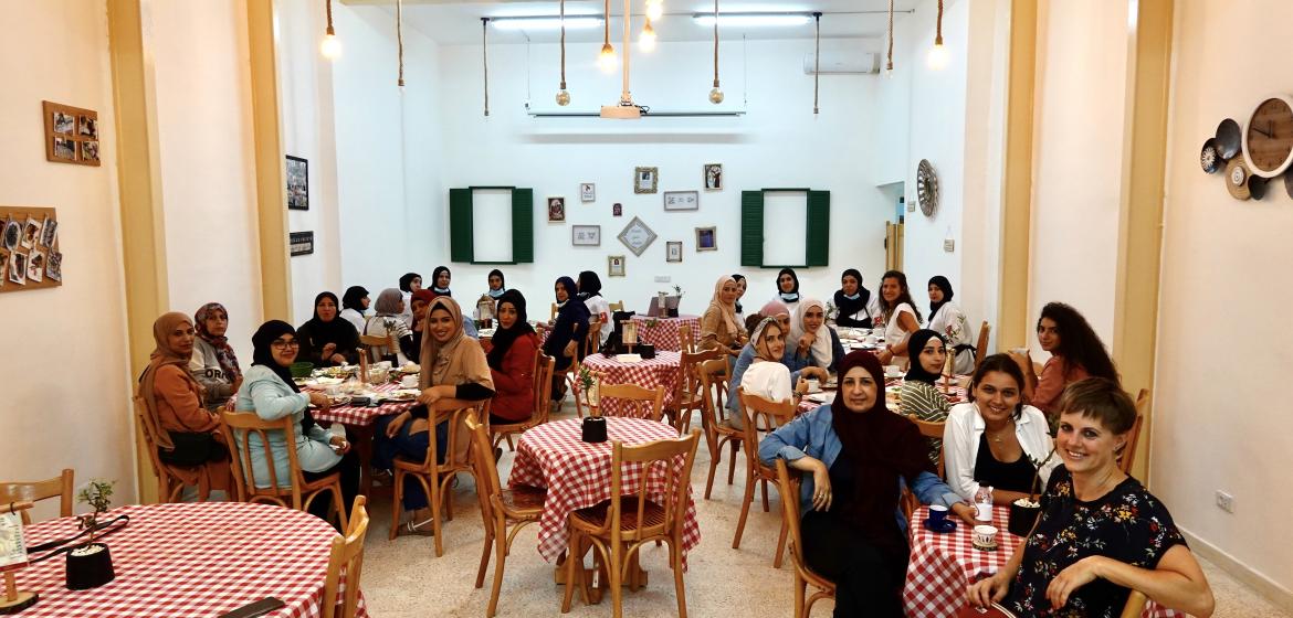 Das Soufra Team, Besucherinnen aus der Siedlung und Mitarbeiterinnen von Cuisinie sans frontières.  Bild:  Cuisine sans frontières 2021