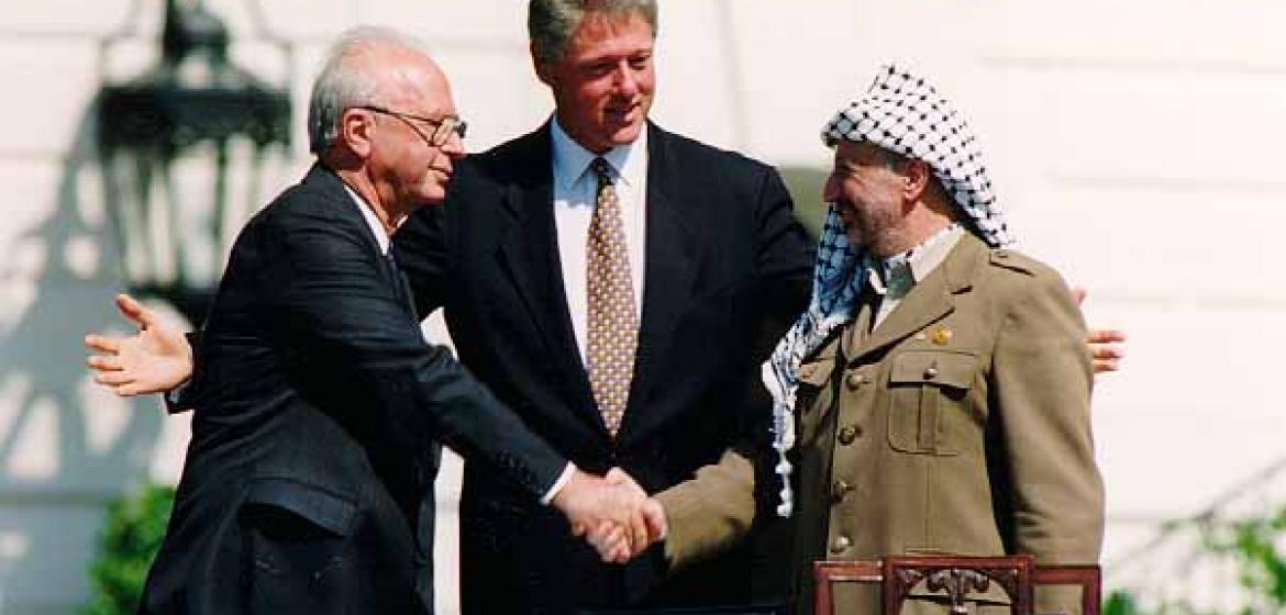 Krieger betrachtet den Staatsbildungsprozess in Palästina als gescheitert, nicht zuletzt aufgrund des Machtungleichgewichts der Protagonisten im Oslo-Prozess. Photo: Yitzhak Rabin, Bill Clinton und Yassir Arafat (v.l.n.r.) nach der Unterzeichnung des Oslo-Abkommens am 13. September 1993 (Public Domain)