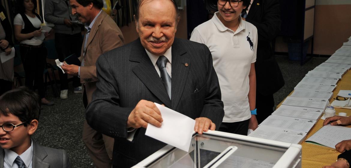 Wiedergewählt, obwohl er aus Gesundheitsgründen seit über einem Jahr nicht mehr öffentlich aufgetreten ist: Algeriens Präsident Bouteflika. Foto: Algeria hails election turnout, Magharebia (https://flic.kr/p/cPaKmq), Lizenz: CC-By 2.0 (https://creativecommons.org/licenses/by/2.0/)