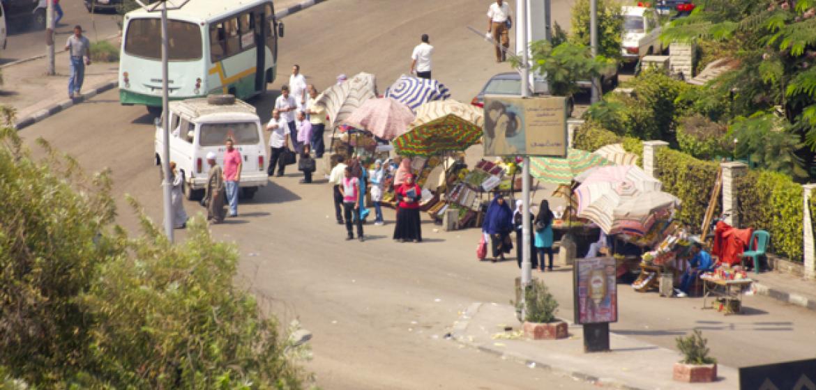 "Ali und seine Freunde wurden schon in Jordanien diskriminiert, mit Müll beworfen und bespuckt. In Ägypten ergeht es Menschen mit dunkler Hautfarbe meist noch schlechter." Straßenszene in Kairo. Bild: abossone/Flickr, https://flic.kr/p/md2V4f, CC-BY-NC 2.0, https://creativecommons.org/licenses/by-nc/2.0/. 