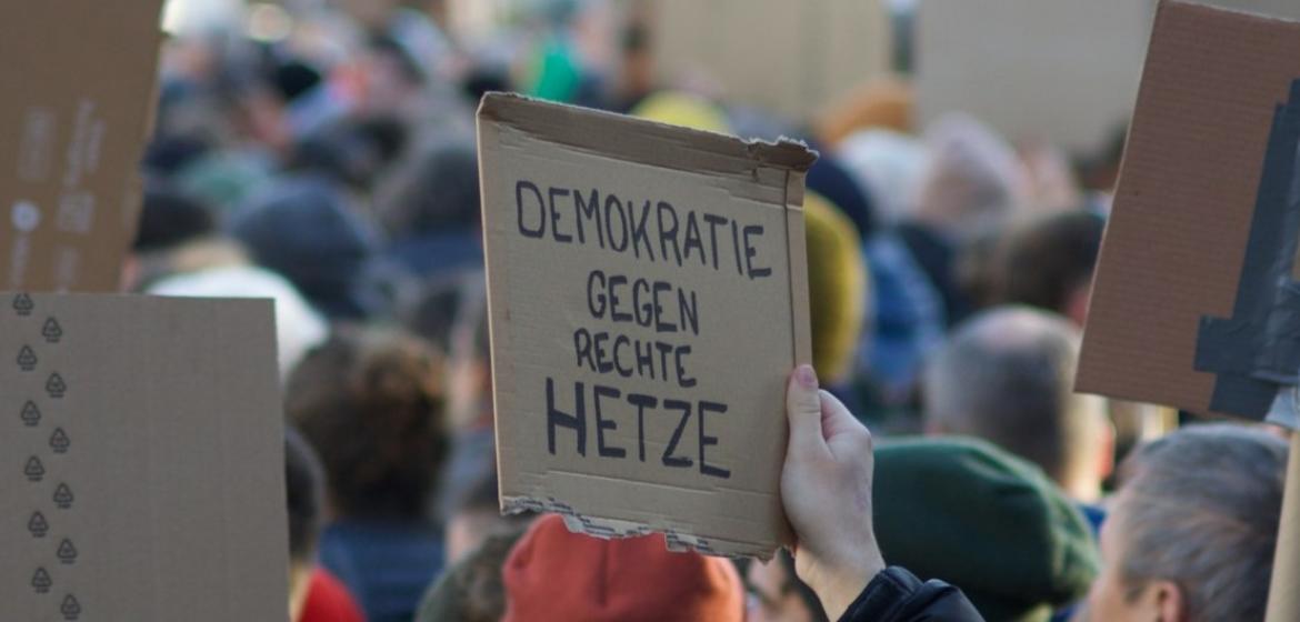 Während der aktuellen Demos gegen rechts werden Forderungen nach einer stärkeren Demokratie laut. Foto: Christian Lue, Unsplash.