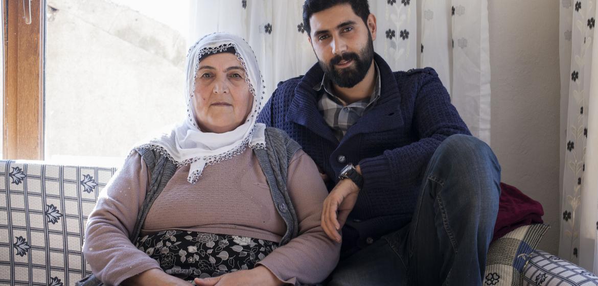 Ein Lehrer der kurdischen Schule und seine Mutter in Özalp. Photo: Hélène Debande