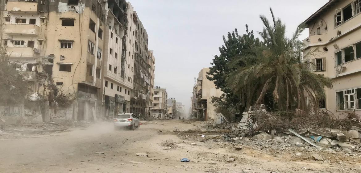 Das Bild zeigt die Zerstörung in der Omar Mukhtar Straße, der Hauptstraße in Gaza City, am 8. Dezember 2023. Foto: Emad El Byed, Unsplash