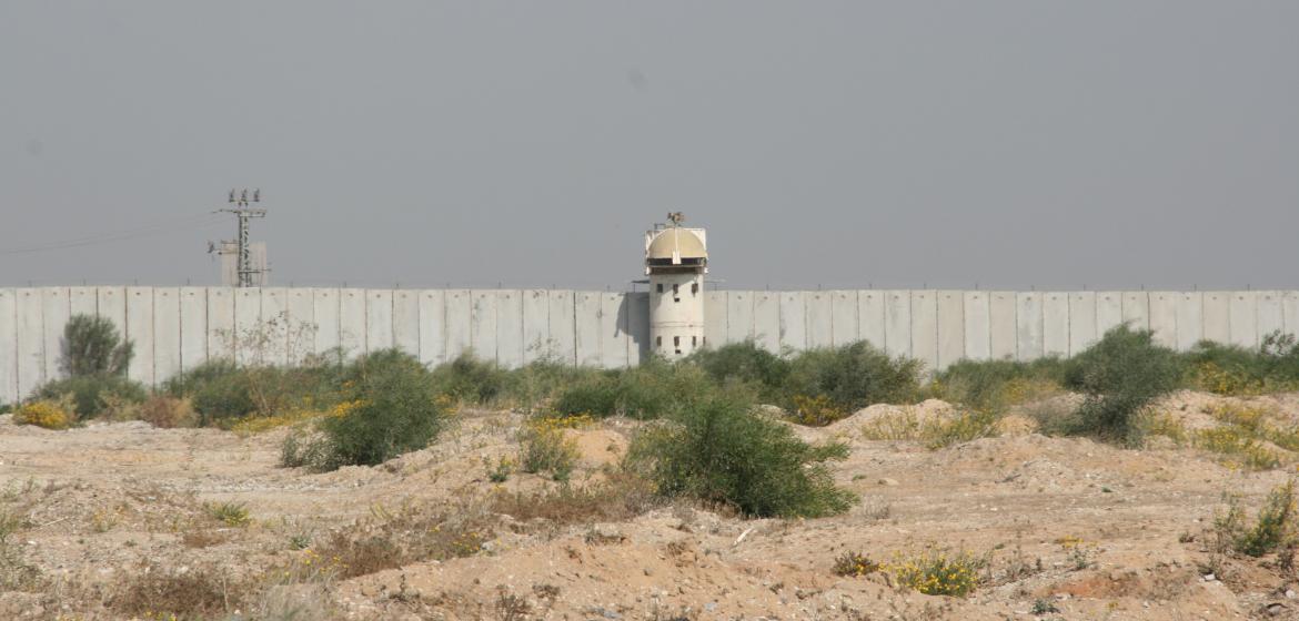 Die Mauer rund um den Gaza-Streifen soll Sicherheit bringen – und hält doch Nachbarn voneinander fern. Es gibt immer weniger Kontakte zwischen den Menschen auf beiden Seiten, womit der Dämonisierung Vorschub geleistet wird. Bild: © Tobias Raschke 2013 