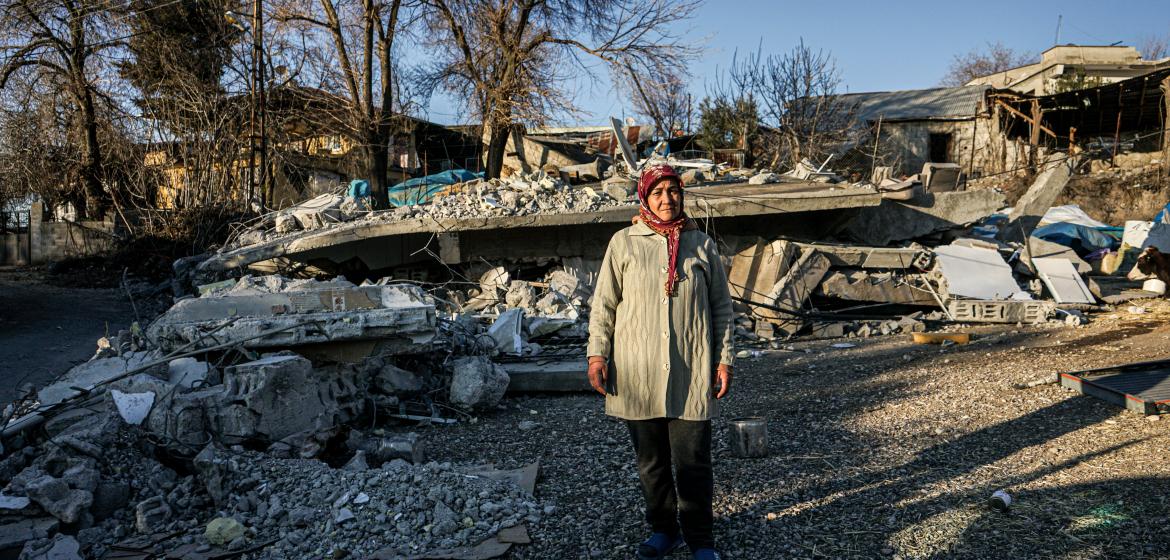 Eine Frau in Maraş, kurz nach dem Erdbeben am 6. Februar 2023. Foto: Erlent Karadoruk