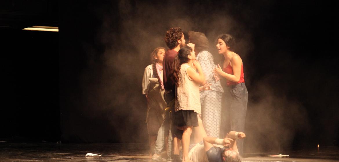 Szene aus der Performance Above Zero im Sunflower Theatre in Beirut, die von Ettijahat – Independent Culture gefördert wurde. Die Aufführung fand im April 2016 im Rahmen der Veranstaltung Focus Syria statt. Bild: Antoine Entabi.