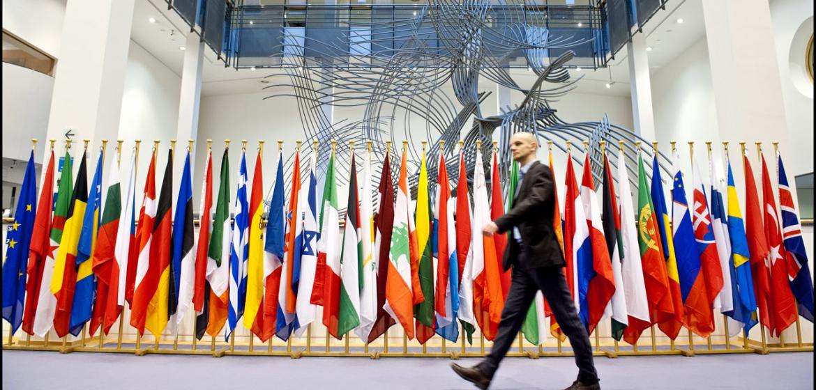 Aufnahme bei einer Sitzung der Union für den Mittelmeerraum im Europäischen Parlament. Foto: "Union for the Mediterranean: EP hosts debate on the way forward after the Arab Spring" (https://flic.kr/p/eaEpyn) von European Parliament (https://www.flickr.com/photos/european_parliament/). Lizenz: CC BY-NC-ND 2.0 (https://creativecommons.org/licenses/by-nc-nd/2.0/) 