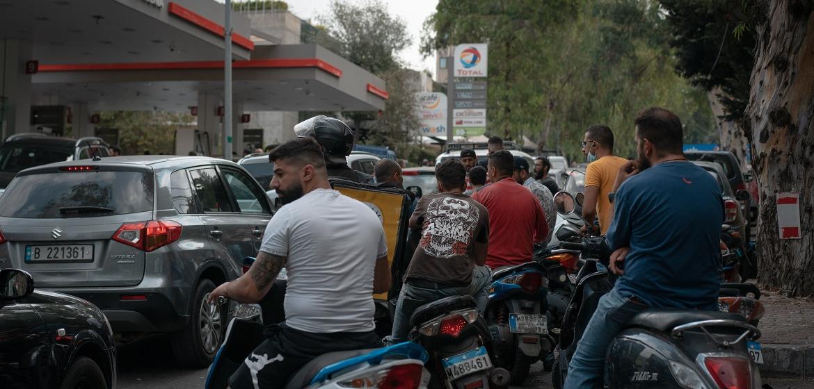 Sommer 2021, Motorräder warten auf Benzin, Beirut. Foto: Manu Ferneini (IG: manuferneini)