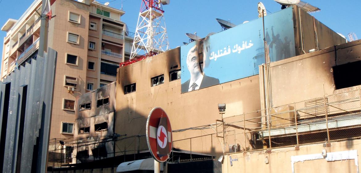 Weil sie als Vertreter der jeweils anderen konfessionell-politischen Gruppe gelten, sind TV-Sender im Libanon häufig Opfer von Angriffen - hier das Gebäude von Future TV in Beirut nach Kämpfen im Mai 2008. Foto: Lannie Naas / WikiCommons (CC BY-SA 2.0)