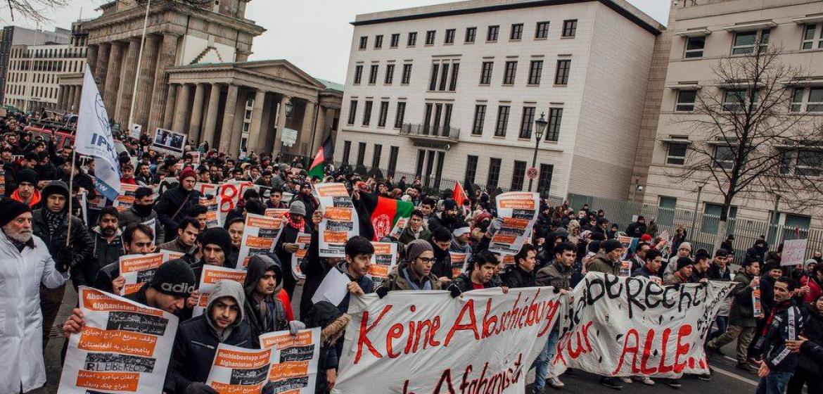 Demonstranten vor dem Brandenburger Tor in Berlin. Foto: Hadi Ahmady.