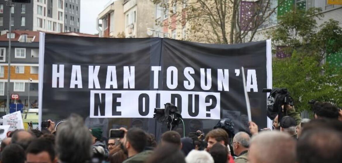 Hakan Tosuns Beerdigung in Istanbul, „Was ist mit Hakan Tosun passiert?“, Foto: Erdoğan Alayumat