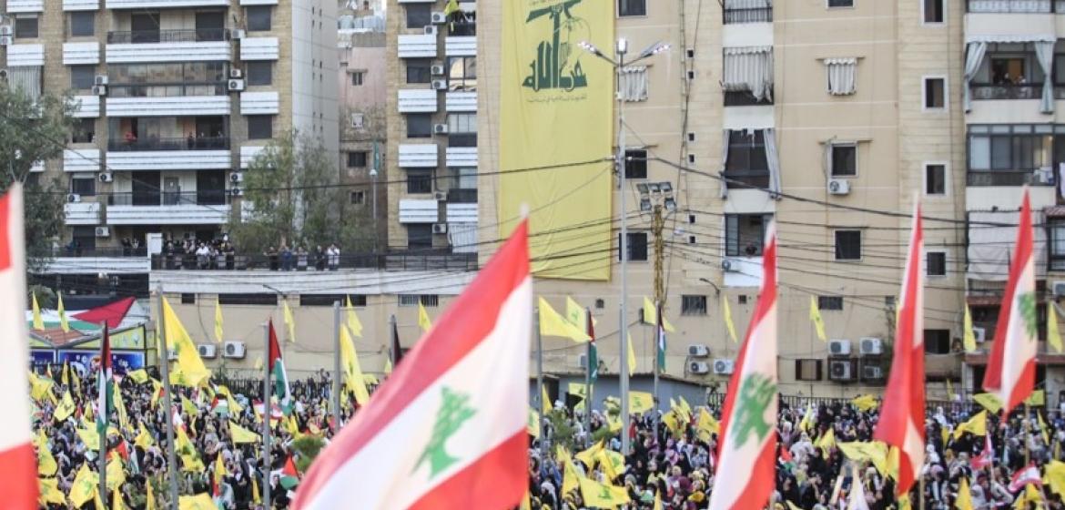 Menschenmenge in Beirut während einer Rede von Hassan Nasrallah, dem inzwischen von Israel getöteten, ehemaligen Generalsekretär der Hisbollah, im November 2023. Foto: Hassan Ghaedi, via Wikimedia Commons, CC BY-SA 4.0.